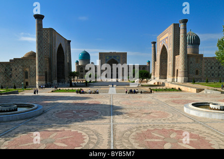 Piazza Registan di Samarcanda, Sito Patrimonio Mondiale dell'Unesco, Silk Road, Uzbekistan in Asia centrale Foto Stock