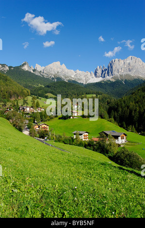 Vista su San Cypiran, San Cipriano, San Cipriano sul massiccio del Catinaccio, Tiersertal valley, Provincia di Bolzano, Italia Foto Stock