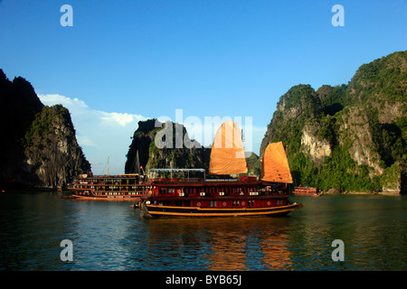 Imbarcazione turistica nella baia di Halong, Vietnam Asia Foto Stock