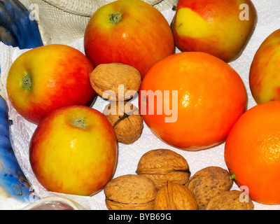 Inverno mix di frutta con mele, arance e noci. Foto Stock