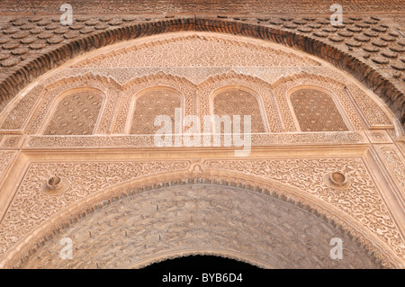 Parete decorata a medersa Ben Youssef nella Medina di Marrakesh, Sito Patrimonio Mondiale dell'Unesco, Marocco, Africa del Nord Foto Stock