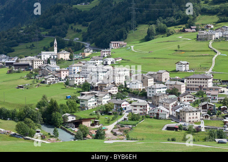 Vista sulla cittadina di San Carlo fuori del treno della Ferrovia Retica, Bernina Express Engadin, Canton Grigioni Foto Stock