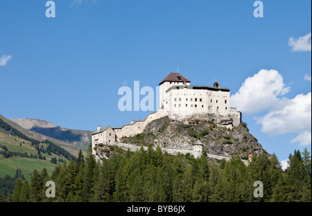 Panorama di montagna con il castello di Tarasp castello su un cono-sagomato rock hill nel mezzo di insediamenti sparsi di Tarasp Foto Stock