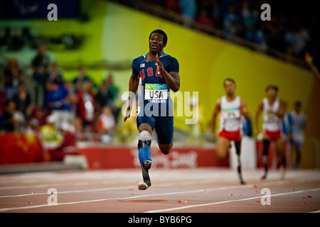 Jerome SIngleton degli Stati Uniti nella finale della gamba dell'uomo T44 4x100m relè finali gara a Pechino 2008 Giochi Paralimpici; Foto Stock