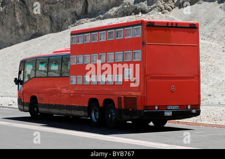 Rotel pullman, un bus incorporante un mobile hotel, viaggiare sulla Route 178 nella Valle della Morte, Parco Nazionale della Valle della Morte, California Foto Stock