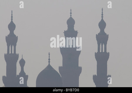 I minareti di una moschea nella foschia al Cairo, Egitto, Africa Foto Stock