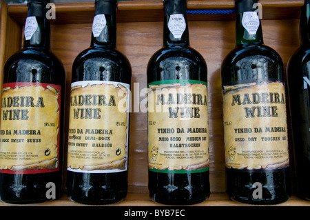 Tipico di bottiglie di vino di Madera, Monte, Madeira, Portogallo, Europa Foto Stock