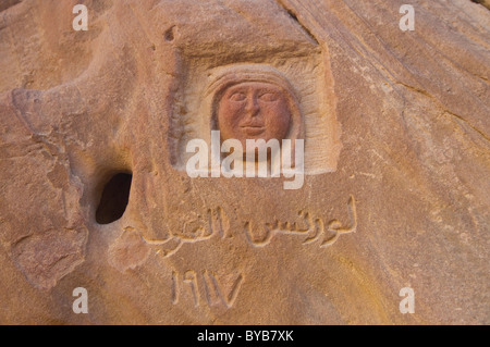 Immagine di Lawrence d'Arabia incise in una montagna, deserto Wadi Rum, Giordania, Asia Occidentale Foto Stock