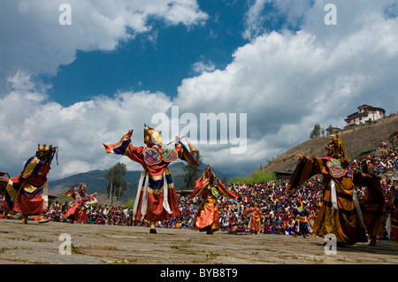 Festa religiosa con i visitatori maschi e danze, Paro Tsechu, Bhutan, Asia Foto Stock