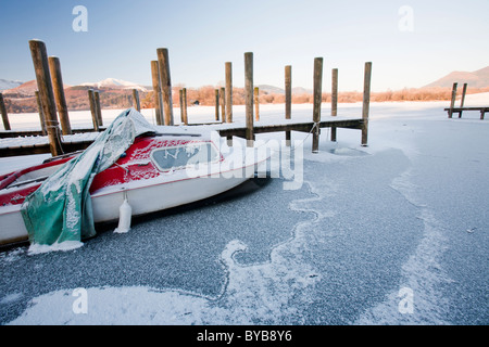 Derwent Water a Keswick nel distretto del Lago completamente congelato durante il mese di dicembre 2010 big chill. Foto Stock
