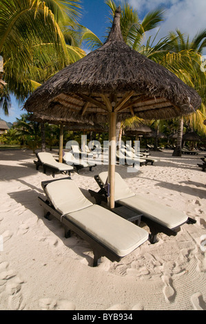 Lettini sotto ombrellone sulla spiaggia di Le Paradis Hotel, Mauritius, Africa Foto Stock