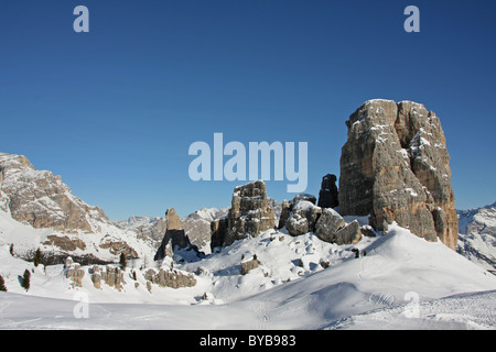 Le cinque torri a cortina d'Ampezzo, Dolomiti, veneto, Italia Foto Stock