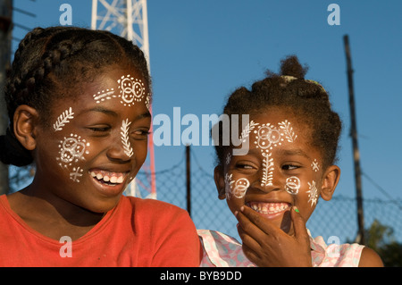 Due di carnagione scura ragazza con dipinti di volti, Nosy Be, Madagascar, Africa Foto Stock