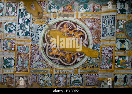 Gli affreschi sul soffitto all'interno della grotta buddista numero 1 di Ajanta in India Foto Stock