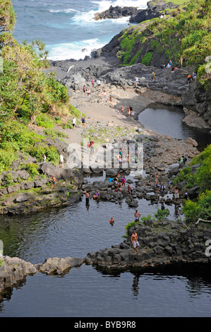 Piscine Oheo Gulch Hana autostrada del Monte Haleakala Maui Hawaii Oceano Pacifico Foto Stock