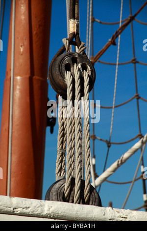 Tall Ship, goletta, puleggia dettaglio, Ibiza, Spagna, Europa Foto Stock