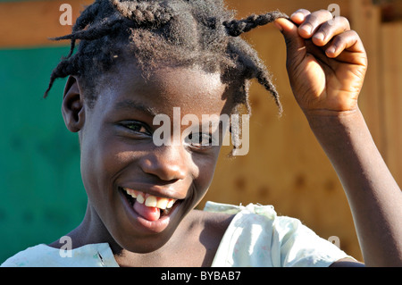 Ritratto di una ragazza sorridente con divertenti pigtail, Petit Goave, Haiti, dei Caraibi e America centrale Foto Stock