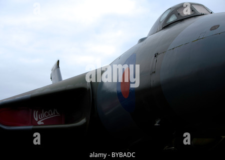 Un Avro Vulcan XM575 bombardiere strategico aereo a East Midlands aeroport accanto all'aeroporto a Nottingham per il centro visitatori Foto Stock