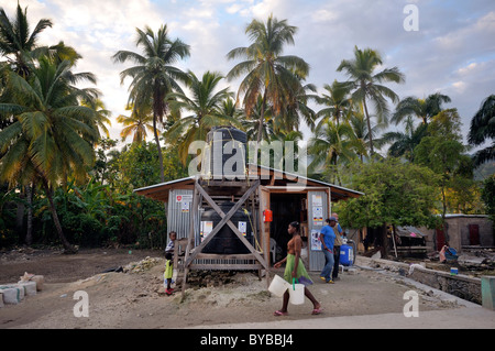 Acqua potabile impianto di trattamento in una delle baraccopoli, Petit Goave, Haiti, dei Caraibi e America centrale Foto Stock