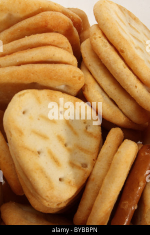 E saporiti snack e salatini cibo; perfetto per parti come piatti per le feste Foto Stock