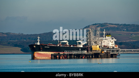 La petroliera a Hound punto del fiume Forth - prendendo su di un carico di petrolio greggio. Foto Stock