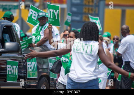 I sostenitori del sindaco Adrian Fenty M. capo fino alla parata al 2010 DC Caribbean Carnival in Washington, DC. Foto Stock