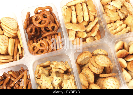 E saporiti snack e salatini cibo; perfetto per parti come piatti per le feste Foto Stock