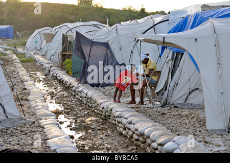 Il camp per le vittime del gennaio 2010 terremoto, Croix-des-Mazzi distretto, Port-au-Prince, Haiti, dei Caraibi e America centrale Foto Stock