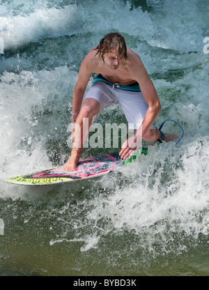River Surfing in Englischer Garten di Monaco di Baviera, Germania. Foto Stock