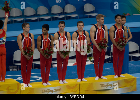 USA Gli uomini della squadra di ginnastica riceve la medaglia di bronzo per il team della concorrenza a 2008 Olimpiadi estive a Pechino, Cina Foto Stock