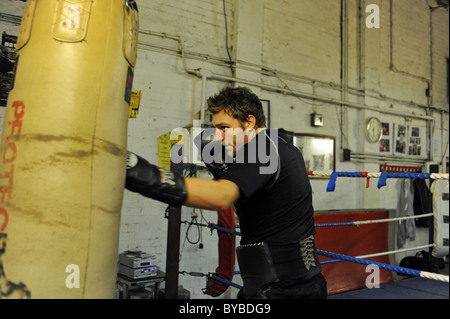 Il giovane pugile dei pesi massimi Scott Whyley di Brighton nella palestra 2011 Foto Stock