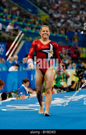 Shawn Johnson (USA) a competere in ginnastica per la gara di qualificazione al 2008 Olimpiadi estive a Pechino, Cina Foto Stock