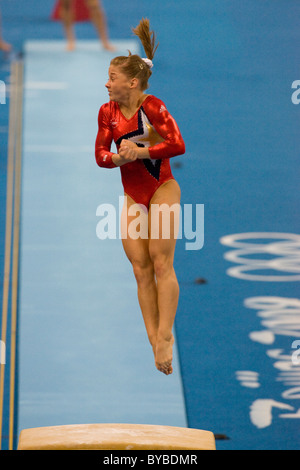 Shawn Johnson (USA) a competere in ginnastica per la gara di qualificazione al 2008 Olimpiadi estive a Pechino, Cina Foto Stock