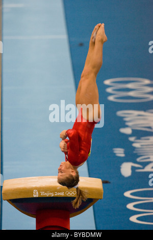 Shawn Johnson (USA) a competere in ginnastica per la gara di qualificazione al 2008 Olimpiadi estive a Pechino, Cina Foto Stock