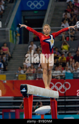 Shawn Johnson (USA) a competere in ginnastica per la gara di qualificazione al 2008 Olimpiadi estive a Pechino, Cina Foto Stock