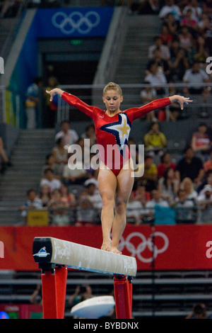 Shawn Johnson (USA) a competere in ginnastica per la gara di qualificazione al 2008 Olimpiadi estive a Pechino, Cina Foto Stock