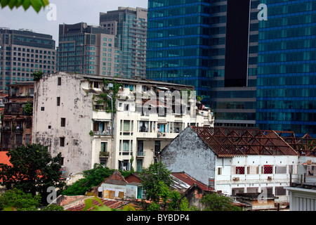 Il contrasto tra il vecchio e il nuovo, Ho Chi Minh City, a Saigon, Vietnam del Sud, il Vietnam Asia Foto Stock