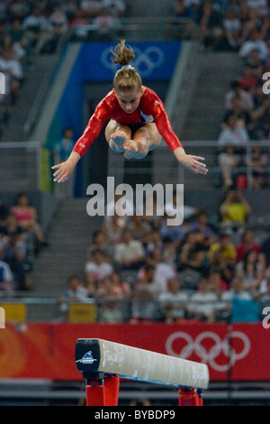 Shawn Johnson (USA) a competere in ginnastica per la gara di qualificazione al 2008 Olimpiadi estive a Pechino, Cina Foto Stock