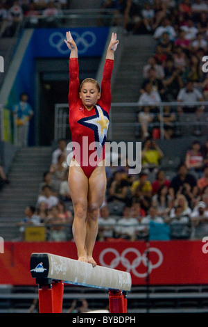 Shawn Johnson (USA) a competere in ginnastica per la gara di qualificazione al 2008 Olimpiadi estive a Pechino, Cina Foto Stock