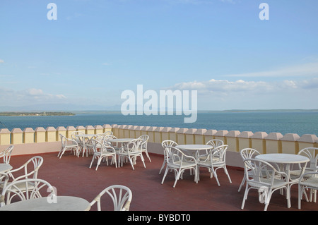 Vista sul mare dalla terrazza del Palacio del Valle, Punta Gorda penisola, Cienfuegos, Cuba, dei Caraibi e America centrale Foto Stock