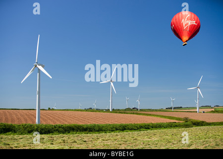 Una wind farm su terreni agricoli in Cornovaglia occidentale vicino a St Ives, Regno Unito Foto Stock