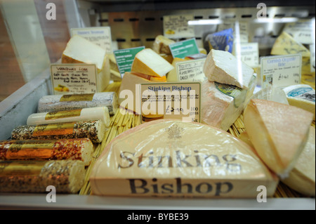 Puzzolente formaggio Vescovo per la vendita in un deli contatore in un negozio in Hastings Old Town REGNO UNITO Foto Stock