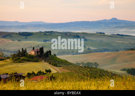 Podere Belvedere e la campagna toscana all'alba nei pressi di San Quirico d'Orcia, Toscana Italia