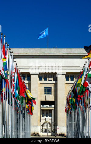 Bandiere da tutto il mondo, il cortile con le bandiere, Nazioni Unite onu, Palais des Nations, Ginevra, Svizzera, Europa Foto Stock