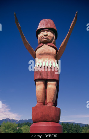 Coast Salish Totem Pole, West Vancouver, BC, British Columbia, Canada - Guardian Benvenuti figura a Ambleside Park Foto Stock