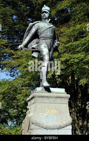 Statua di Ferdinand von Schill, un ufficiale prussiano, Stralsund, Meclemburgo-Pomerania Occidentale, Germania, Europa Foto Stock