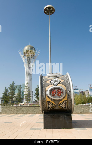 Letti di fiori presso la Torre di Bayterek, punto di riferimento di Astana, Kazakistan, Asia centrale Foto Stock