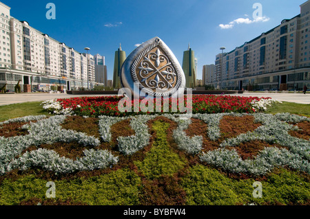 Letti di fiori presso la Torre di Bayterek, punto di riferimento di Astana, Kazakistan, Asia centrale Foto Stock