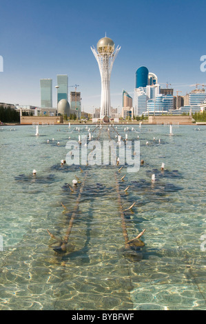 Fontane a Torre di Bayterek, punto di riferimento di Astana, Kazakistan, Asia centrale Foto Stock