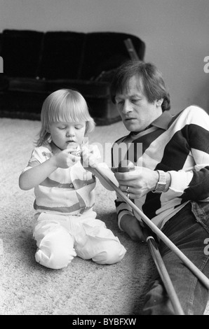 Il giocatore di snooker Alex Higgins con sua figlia Lauren 19/3/83. Foto di DAVID BAGNALL Foto Stock